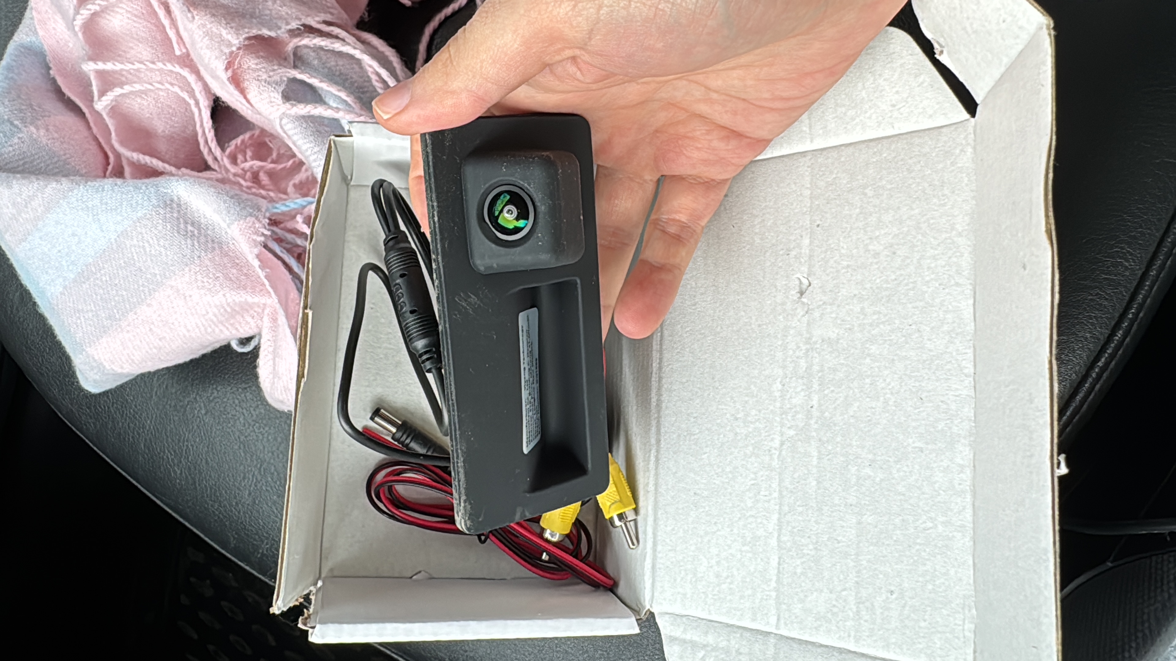 Instalare camera spate masina